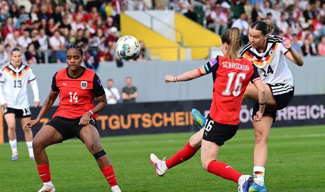 Erstmals in der DFB-Startelf: Bremens Larissa Mühlhaus (r.) beim Schussversuch.