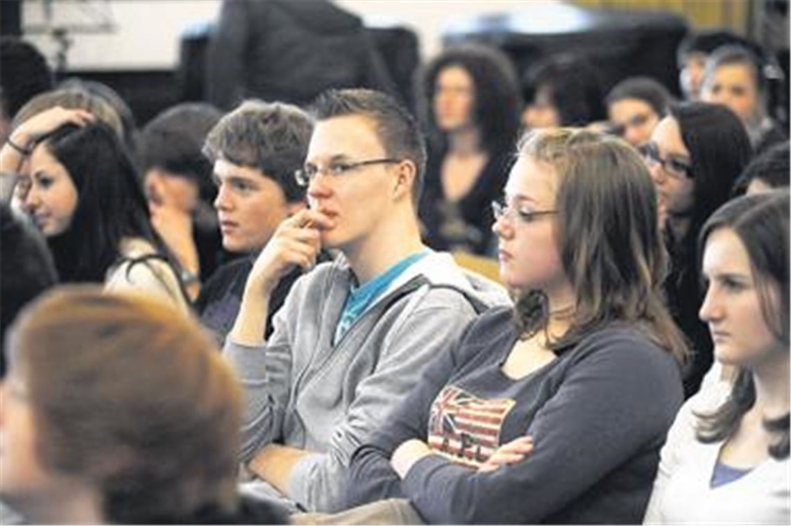 Erwartungshaltung: Rund 90 Schüler der älteren Jahrgänge am Theodor-Heuss-Gymnasium, darunter viele Erstwähler, lauschen im Musiksaal den Argumenten der Kandidaten. Foto: Fotomoment