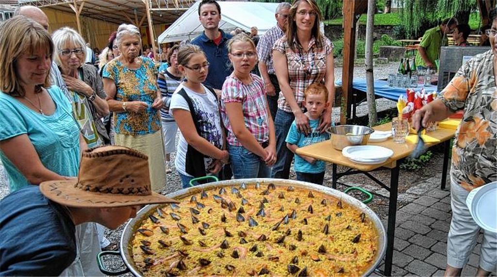 Erwartungsvolle Gäste vor der Riesen-Paellapfanne. Die spanische Spezialität war bei den Besuchern des deutsch-spanischen Festes in Hohenklingen stark gefragt.