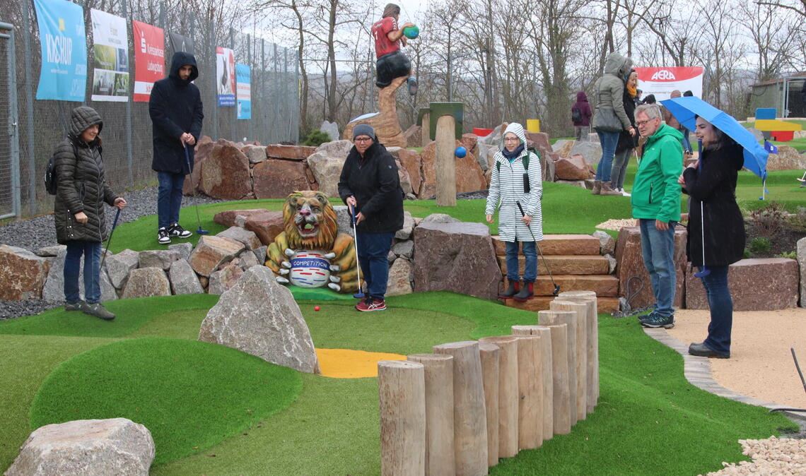 Erzieherinnen der Vaihinger Kindergärten testen das neue Sportangebot in Vaihingen bereits vor der offiziellen Eröffnung. Fotos: Arning
