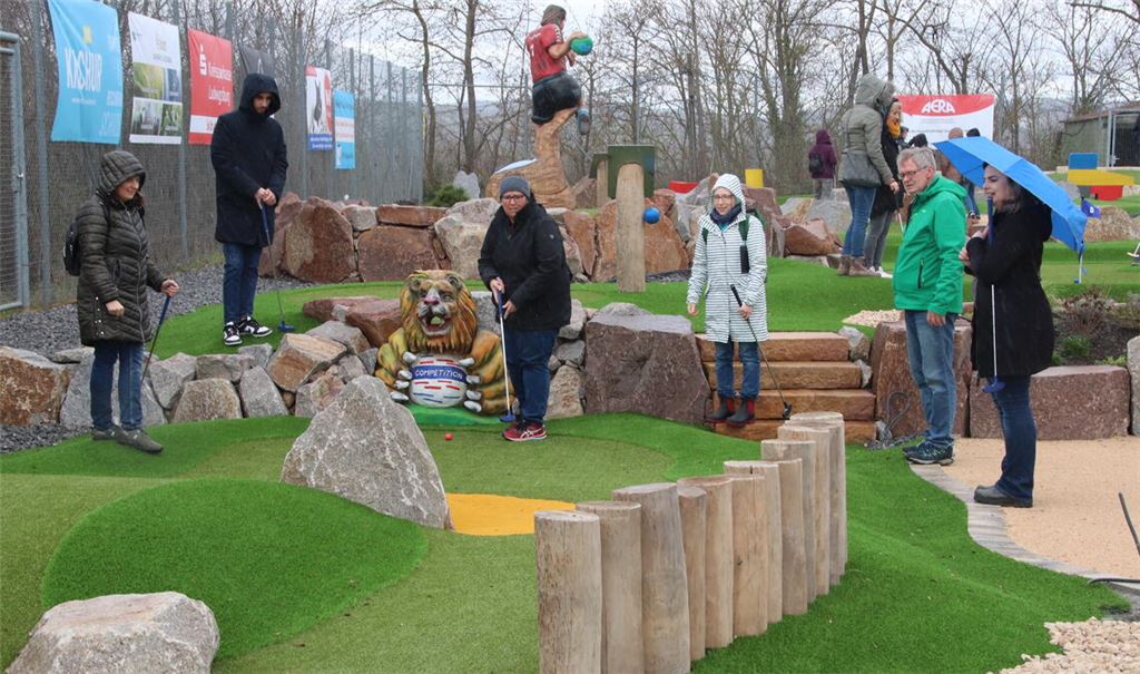Erzieherinnen der Vaihinger Kindergärten testen das neue Sportangebot in Vaihingen bereits vor der offiziellen Eröffnung. Fotos: Arning