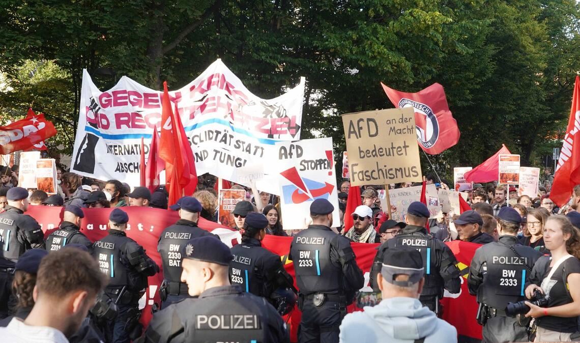 Es bleibt zunächst friedlich.