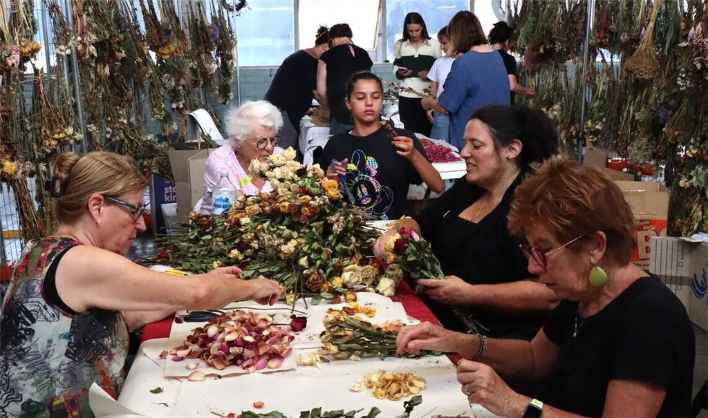 Es braucht viele helfende Hände, um die Blumen vor dem Verfall zu retten.