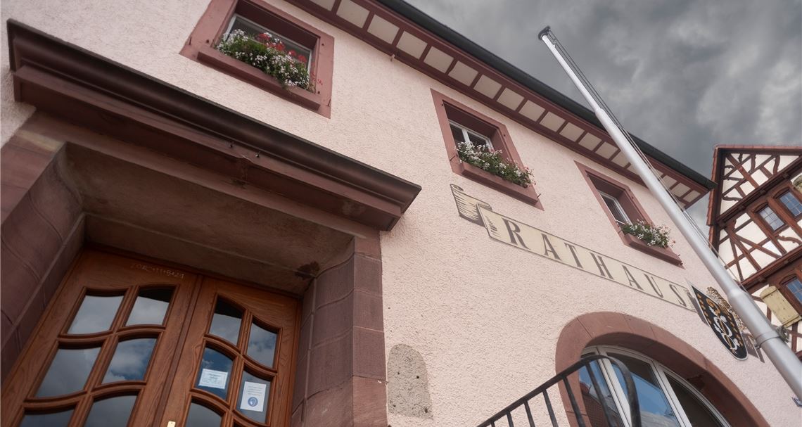 Es braut sich etwas zusammen über dem Wiernsheimer Rathaus, in dem gerade sieben Stellen unbesetzt sind laut Bürgermeister Matthias Enz. Foto: Fotomoment