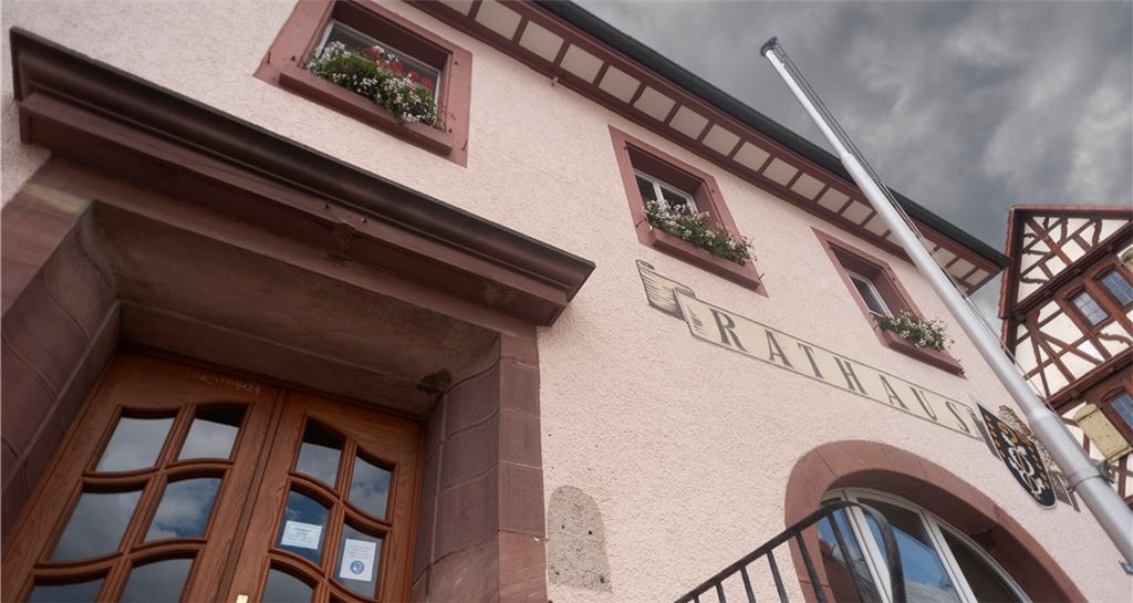 Es braut sich etwas zusammen über dem Wiernsheimer Rathaus, in dem gerade sieben Stellen unbesetzt sind laut Bürgermeister Matthias Enz. Foto: Fotomoment