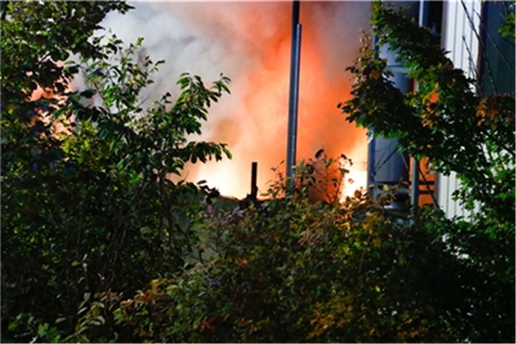 Es brennt in Illingen – wieder einmal bei der Süd-Rec. Fotos: Fotos (5): Einsatz-Report 24, (2) Fotomoment