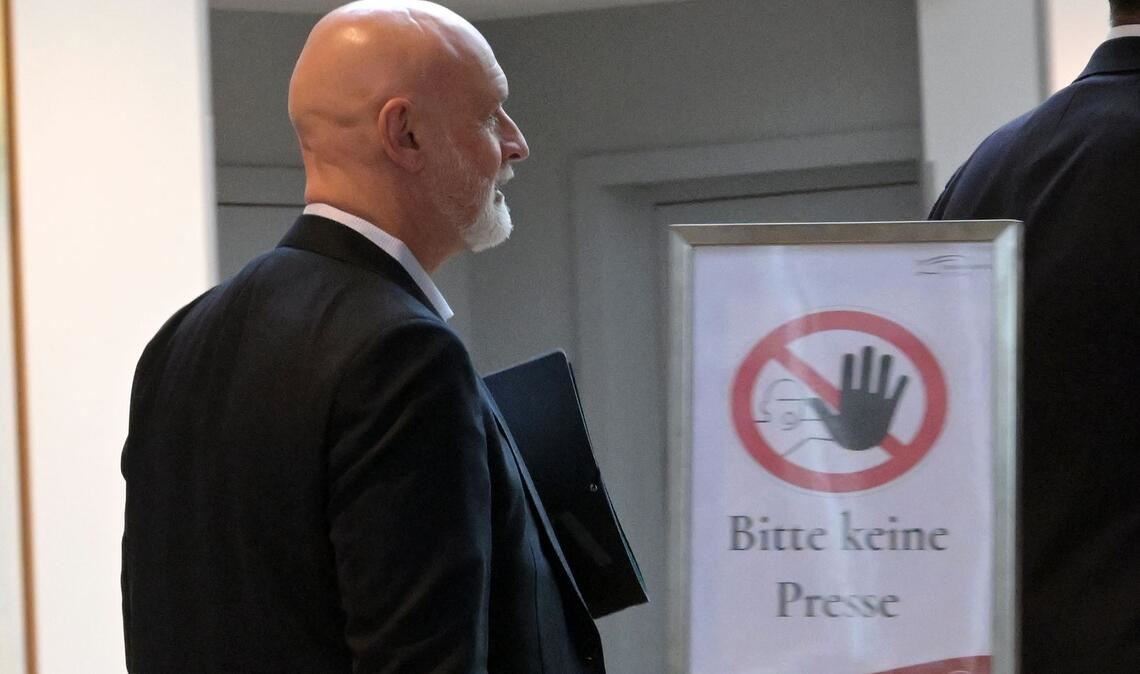 Es dringt nicht viel heraus aus dem Verhandlungssaal, hier dbb-Chef Volker Geyer im Potsdamer Hotelfoyer.
