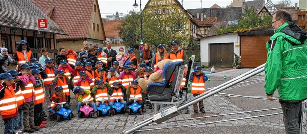 Es geht abwärts: Bär Bernd führt den Kindern vor Augen, dass sie sich besser anschnallen sollten. Foto: Stahlfeld
