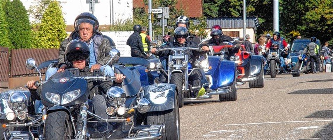 Sonne verwöhnt Biker und ihre Passagiere