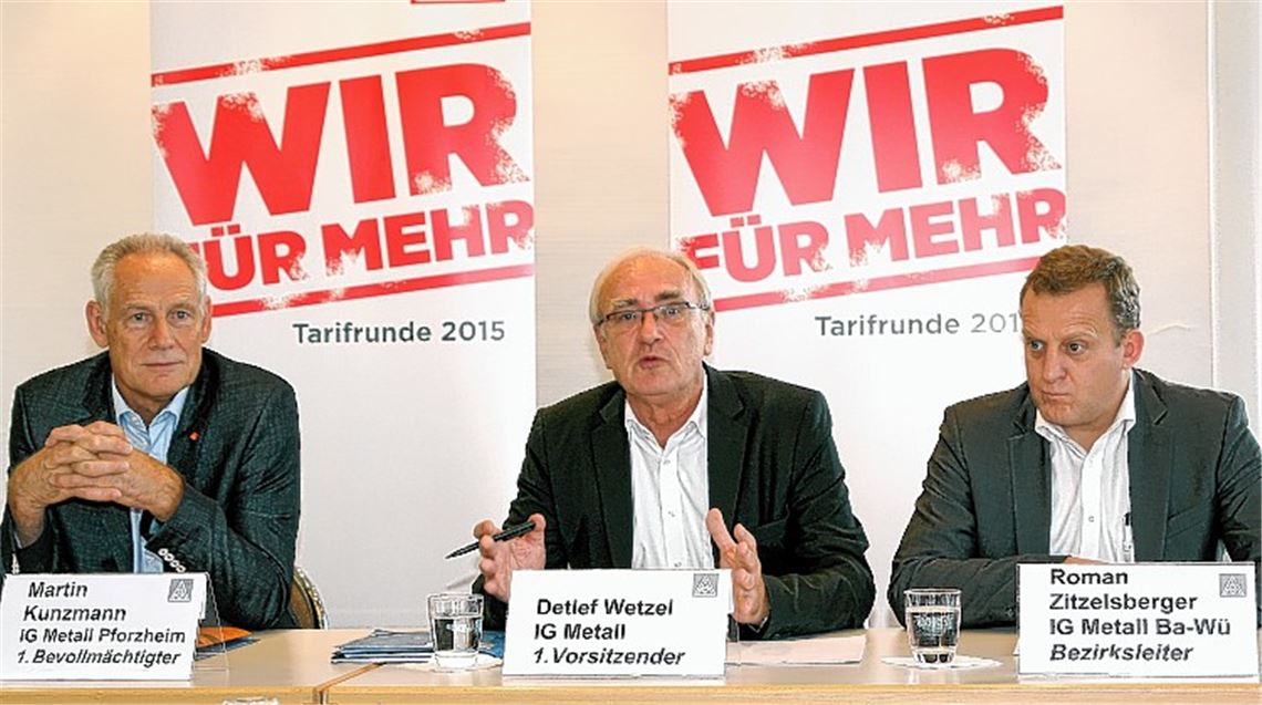 Es geht neben Lohnforderungen im nächsten Jahr auch um eine verbesserte Altersteilzeit sowie um Anspruch auf bezahlte berufliche Fortbildung. Dies machen bei der Metaller-Tagung in Pforzheim der örtliche Gewerkschafter Martin Kunzmann, Bundesvorsitzender Detlef Wetzel sowie der baden-württembergische Bezirksleiter Roman Zitzelsberger deutlich.Foto: Kollros