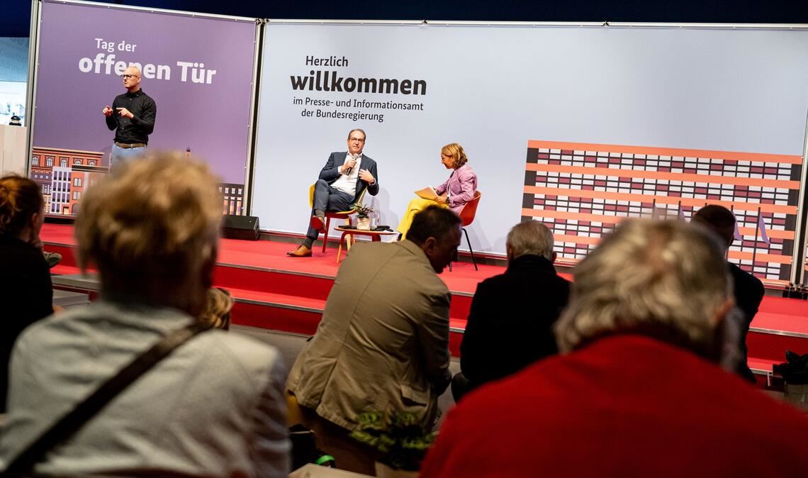 Es geht um rund 2.000 Afghanen, die als gefährdet gelten, weil sie sich für demokratische Rechte eingesetzt oder einst als Ortskräfte für die Bundeswehr oder für deutsche Organisationen gearbeitet haben, und die mit ihren Familienangehörigen eine Aufnahmezusage der alten Ampel-Regierung haben.