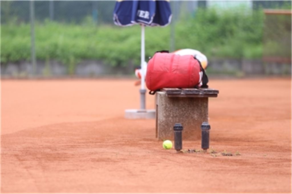 Es geht wieder los, die Tennisspieler können sich bereitmachen. Foto: Huber