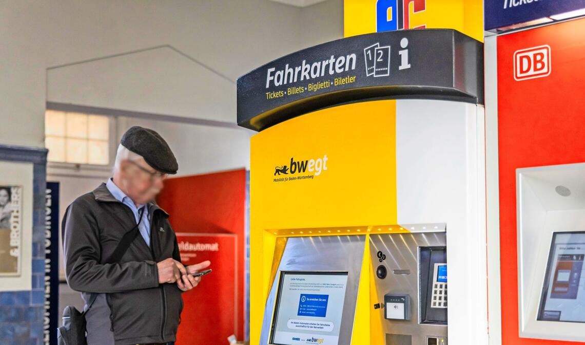 Es gibt Ärger um den Fahrkartenverkauf. Bahn-Konkurrent Transdev will klagen.