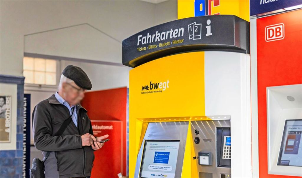 Es gibt Ärger um den Fahrkartenverkauf. Bahn-Konkurrent Transdev will klagen.