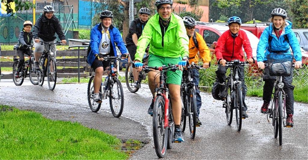 Es gibt kein schlechtes Wetter, sondern nur schlechte Kleidung: Diese Radfahrer lassen sich vom Wettergott ihre Tour nicht vermiesen. Fotos: Stahlfeld