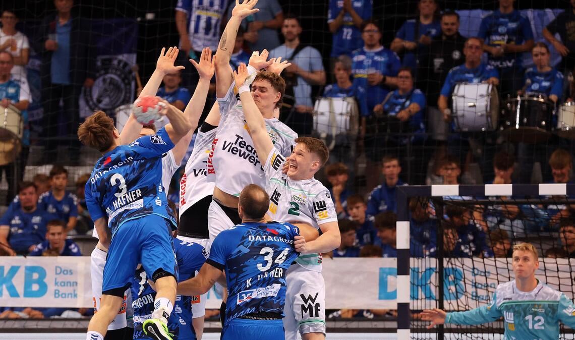 Es ging hoch her im Derby: Hier streckt sich der Frisch-Auf-Block mit Victor Klöve und Oskar Neudeck (re.) gegen den Wurf von Max Häfner.