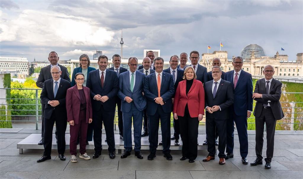 Es habe Einigkeit geherrscht, dass der Wirtschaftsstandort Deutschland vor großen Herausforderungen stehe, hieß es.