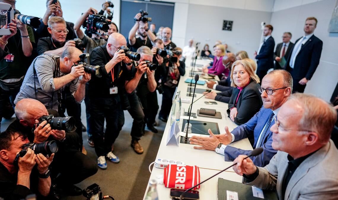 Es ist Merz' erster Besuch in der SPD-Fraktion als Kanzler.
