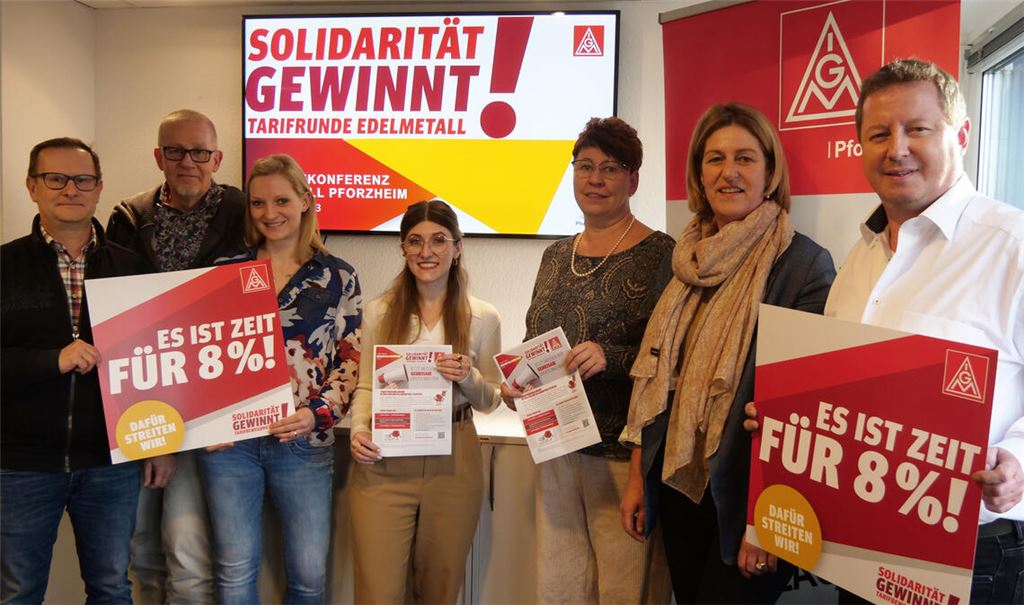 „Es ist Zeit für acht Prozent“, fordern die Gewerkschafterinnen und Gewerkschafter Sven Czmal, Jürgen König, Martina Walter, Sofia Brandt, Liane Papaioannou, Barbara Resch und Peter Marincek (v. li.) für die Verhandlungen in der Edelmetallindustrie. Foto: Friedrich