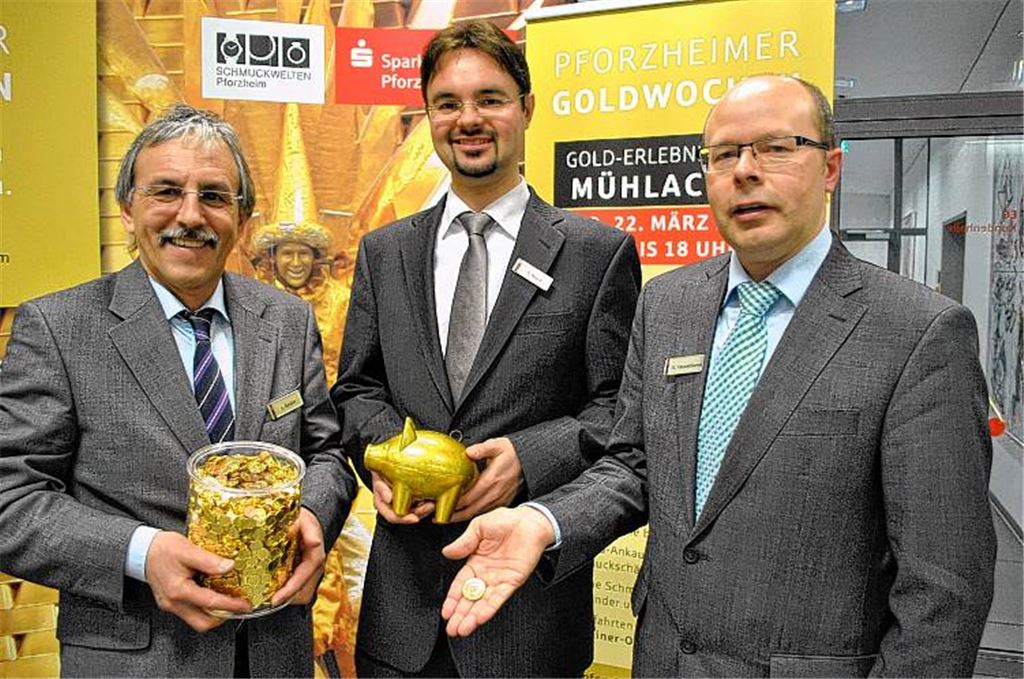Es ist alles Gold was glänzt: Marketing-Chef Erwin Geisler (v.l). Edelmetall-Experte Bernd Bauer und Münzexperte Manfred Kauselmann von der Sparkasse Pforzheim Calw.