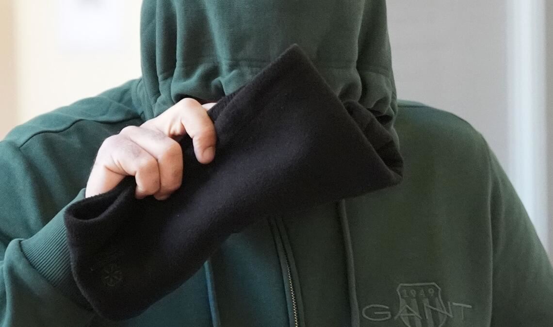 Es ist bereits der zweite Prozesstag, an dem der Zeuge befragt wird.