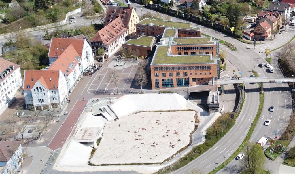 Es ist der kleinste gemeinsame Nenner im Gemeinderat: Das „Loch“, das anstelle des ehemaligen Mühlehofs der Dinge harrt, soll kein Dauerzustand bleiben. Foto: Archiv