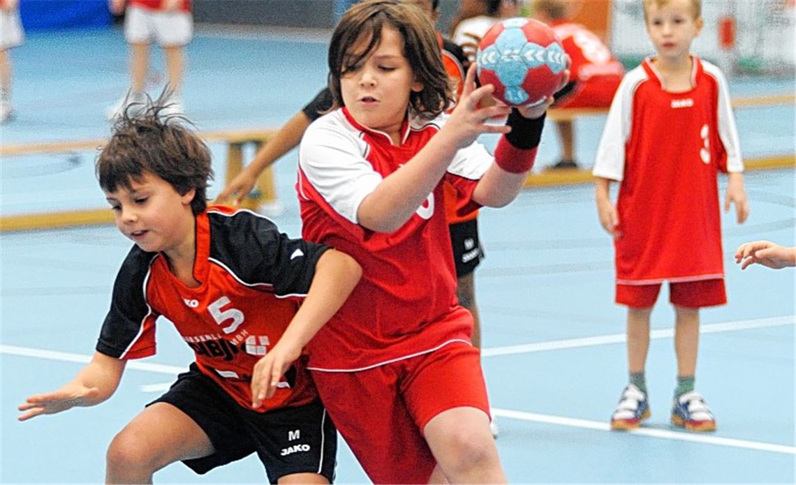 Es ist eng in der Knittlinger Sporthalle. Die Handballer des TSV Knittlingen, hier der Nachwuchs am Ball beim dortigen Minispielfest des Handballkreises vor gut einem halben Jahr, ist nur eine der Abteilungen, die ihren Trainingsbetrieb in der städtischen Halle bestreiten. Volleyballer und Turner des TSV beanspruchen ebenso Hallenzeiten, außerdem der Tischtennisverein und weitere Clubs, im Winterhalbjahr auch der Fußballverein sowie die Faustballer von TSV Kleinvillars und TSV Hohenklingen.