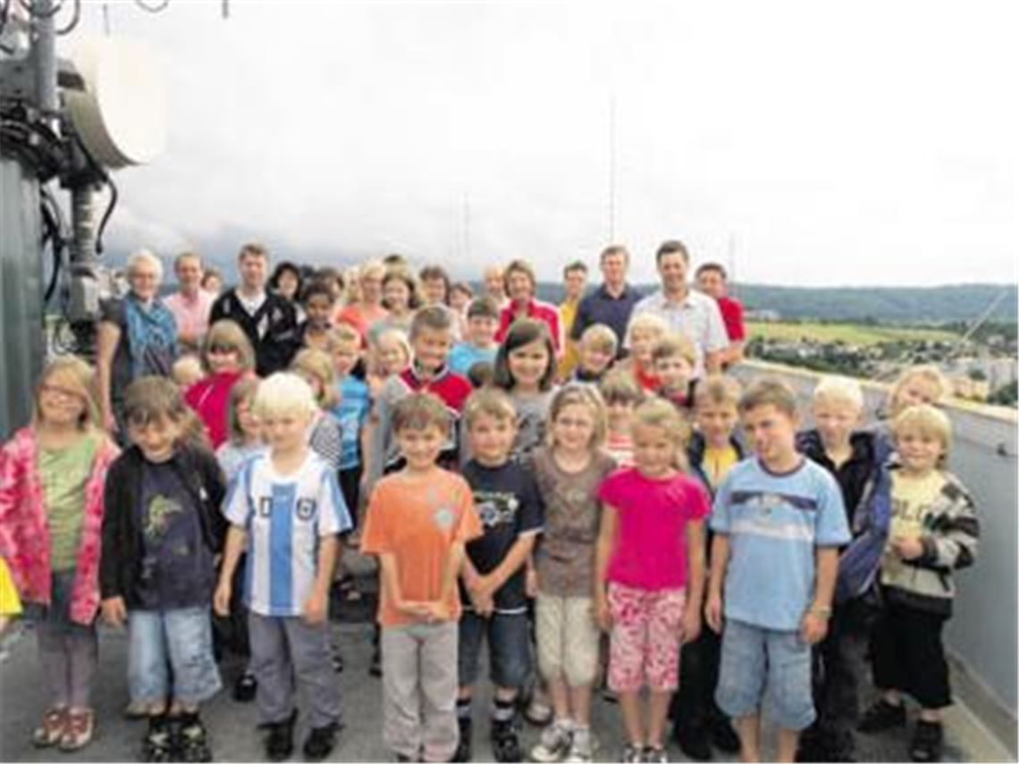 Es ist geschafft, der Wasserturm ist erklommen: Eine Gruppe, die gestern am Kinderferienprogramm der Stadtwerke teilgenommen hat, in 42 Meter Höhe. Foto: Franz