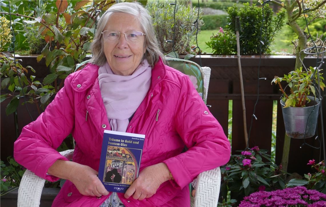 Es ist geschafft, und nun gönnt sich die Tiefenbronner Autorin eine Verschnaufpause. Das neue Buch „Träume in Gold und buntem Glas“ von Anneliese Zorn verbindet die Basiliken in Tiefenbronn und Paris miteinander. Foto: Roth