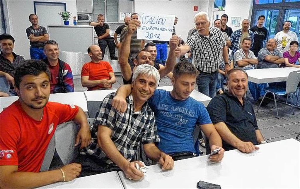 Es ist kein Bierzelt und kein Stadion, sondern bleibt eine Kantine. Trotz Arbeitsatmosphäre ist die Stimmung bei RSN Sihn in Mühlacker gut. Und Optimisten lässt man gewähren: Soll Cosimo Cirigliano doch ruhig glauben, dass Italien Europameister wird.. Foto: Roth