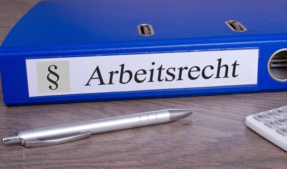 Es ist möglich, einen Arbeitnehmer während Krankheit oder Urlaub zu kündigen.