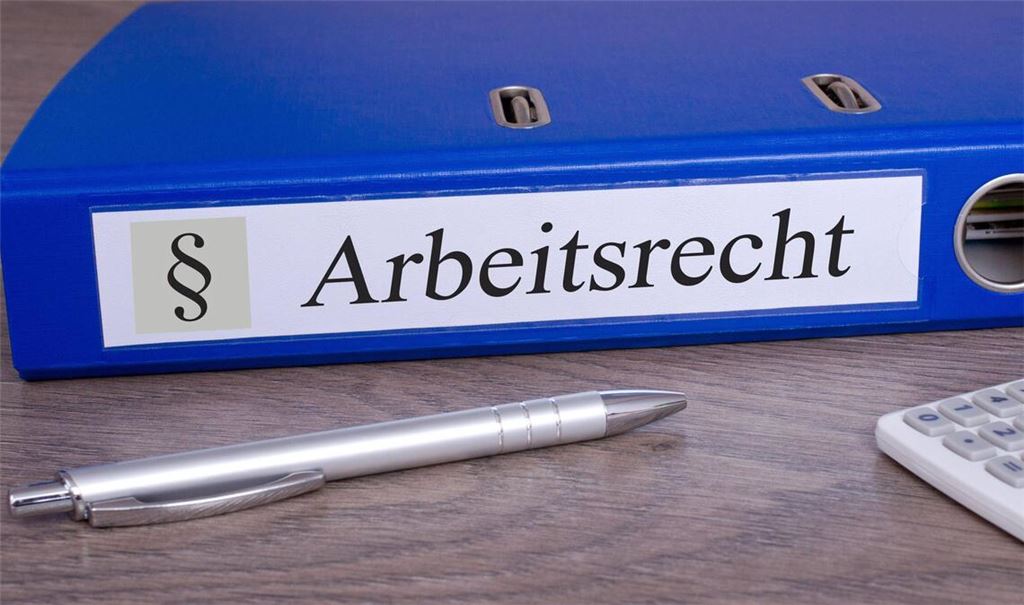 Es ist möglich, einen Arbeitnehmer während Krankheit oder Urlaub zu kündigen.