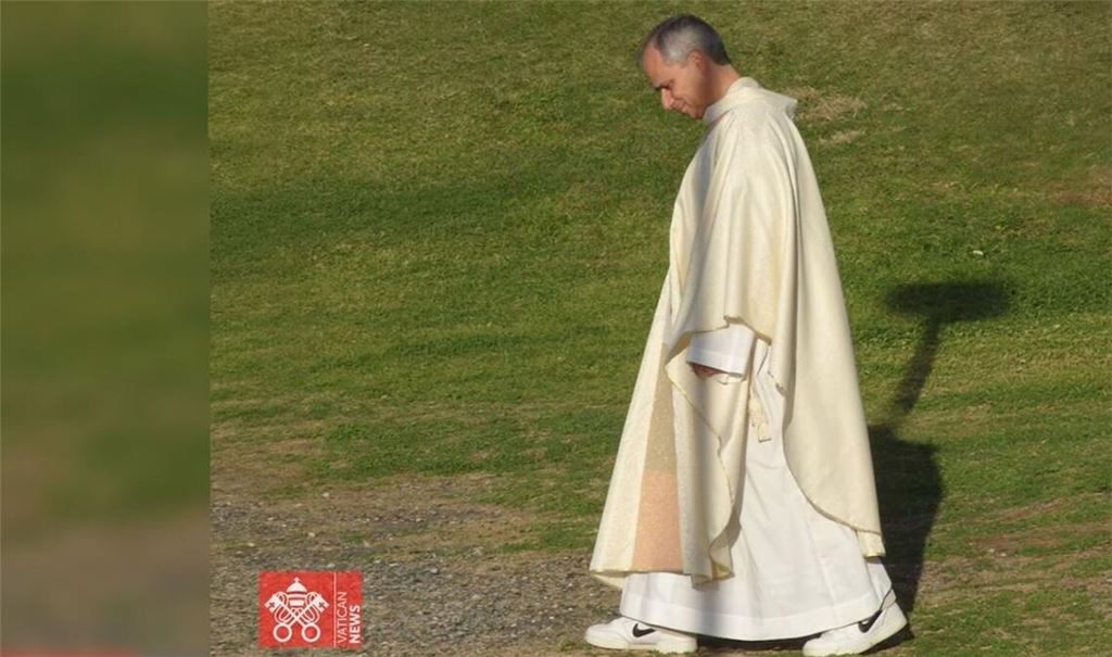 Es ist nicht das erste Mal, dass Papst Leo XIV. für seinen Kleidungsstil gelobt wird. Jetzt macht ein altes Foto aus dem Jahr 2011 im Netz die Runde. Die Kombi aus Gewand und Sneaker begeistert offemnbar viele User.