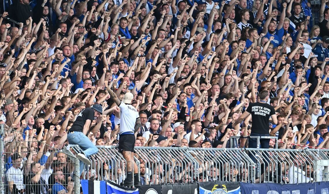 Bilder des Tages Es ist nicht sicher, ob es Bielefeld gibt, aber es gibt die Fans der Arminia. Die zeigen, dass sie beim Spiel gegen Eintracht Braunschweig geschlossen hinter ihrer Mannschaft stehen.