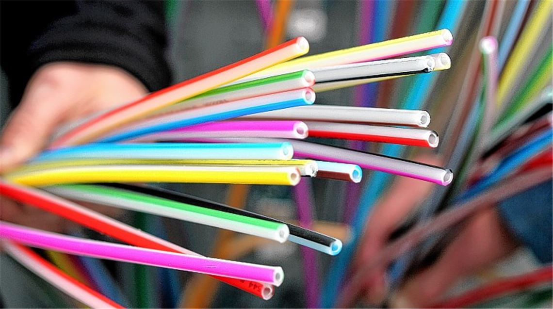Es ist noch ein zähes Geschäft mit vielen bürokratischen Hürden, bis im Enzkreis flächendeckend die hauchdünnen Lichtwellenleiter für die Glasfaserversorgung in der Erde sind und die Städte und Gemeinden einen Anschluss an die Datenautobahn erhalten.Foto: Kollros