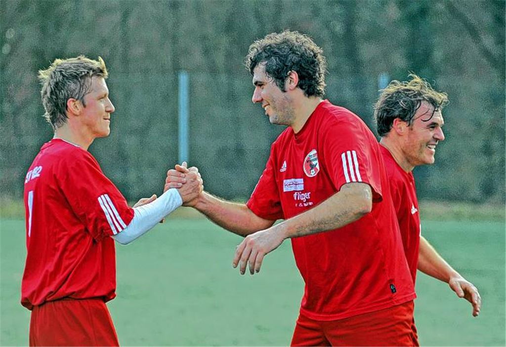 Es ist schon eine Weile her, dass sich die Mannschaft mit dem schwarzen Adler im Wappen über einen Erfolg freuen konnte. Trotzdem stimmt die Moral beim TSV Wiernsheim, der von seinem starken Zusammenhalt profitiert. Bei der nächsten Partie kann Spielertrainer Frank Scheible (re. hinten) unter anderem wieder auf Kapitän Andreas Wieser (li.) zählen, der aus dem Urlaub zurückkehrt. Foto: Fotomoment