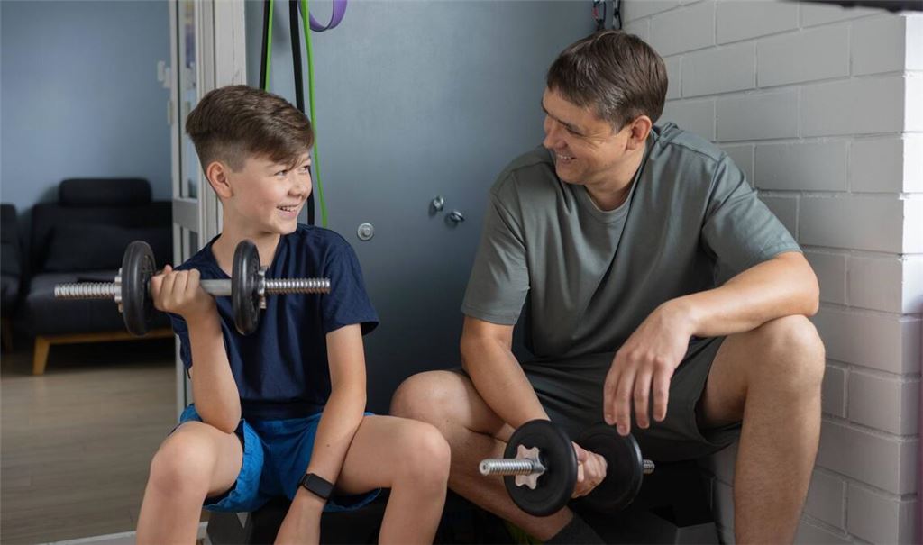 Es ist wichtig, dass Kinder und Jugendliche in einem Fitnessstudio von Erwachsenen betreut und erst einmal angeleitet werden.