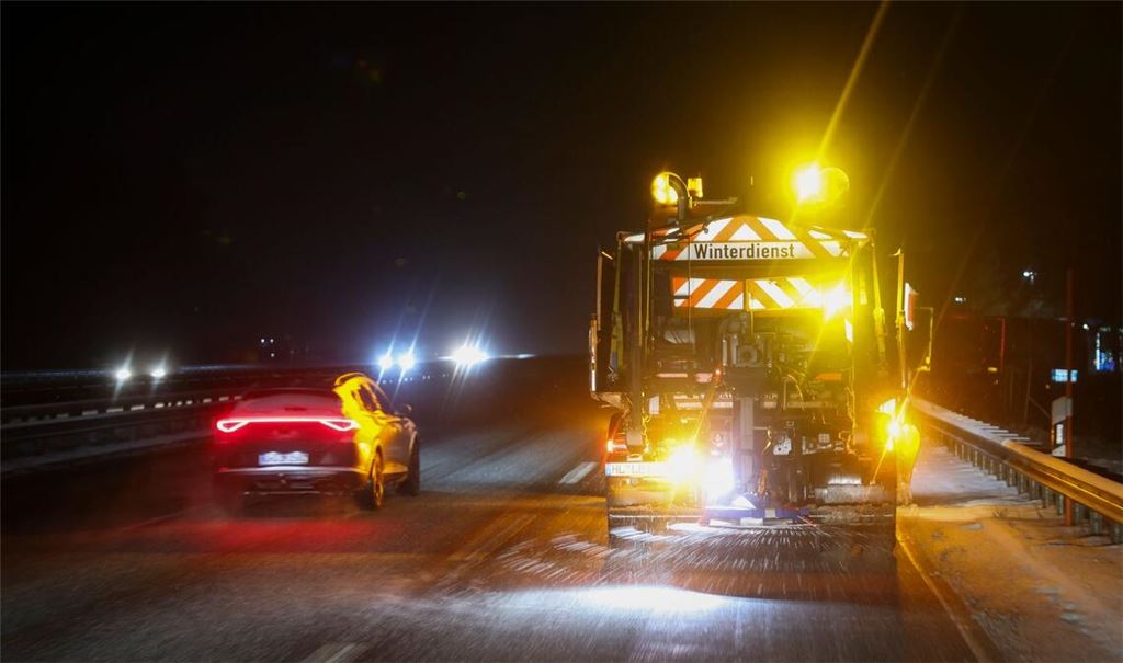 Es könne erhebliche Einschränkungen im Berufsverkehr geben, schrieb der Wetterdienst.