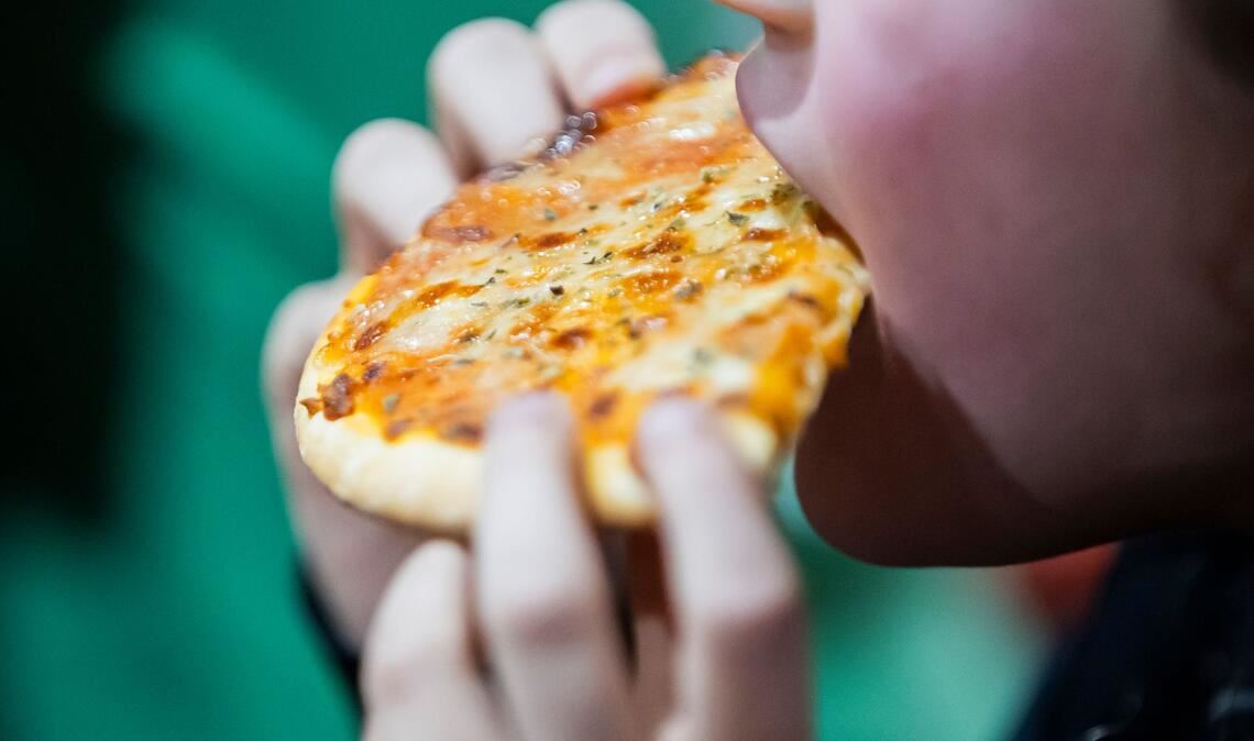 Es kommt auch auf die Menge an: Problematisch wird es, wenn die Tiefkühlpizza regelmäßig statt einem frisch gekochten Mittagessen auf den Tisch kommt. (Archivbild)