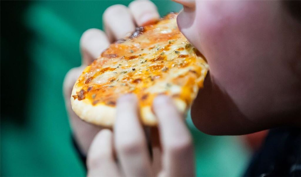 Es kommt auch auf die Menge an: Problematisch wird es, wenn die Tiefkühlpizza regelmäßig statt einem frisch gekochten Mittagessen auf den Tisch kommt. (Archivbild)