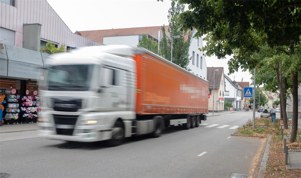 Es kommt oft genug vor, dass Lkw mitten durch Illingen rauschen. Aussichten, dass sich das bald ändert, gibt es aber nicht. Archivfoto: Fotomoment