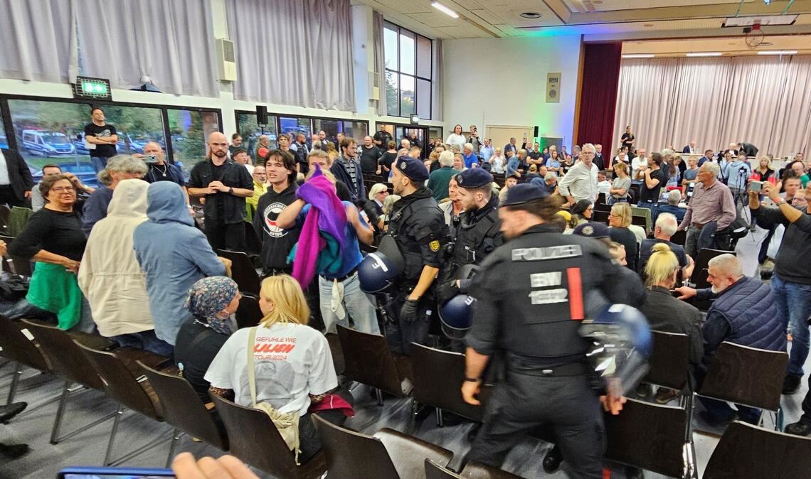 Es kommt zu Unruhen im Saal.