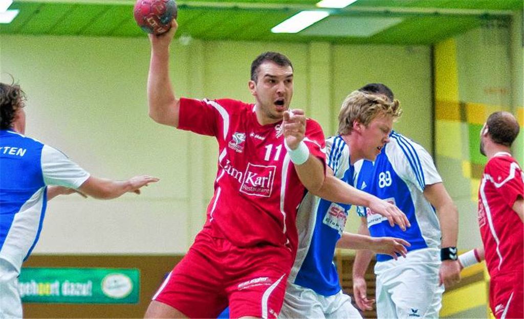 Es läuft einfach beim TSV Knittlingen (Spasoje Ignjatovic beim Wurf). Nach dem Turniersieg in Wiernsheim und dem Erfolg in Bretten soll es nun in der Kreisliga bergauf gehen. Foto: Zschorsch