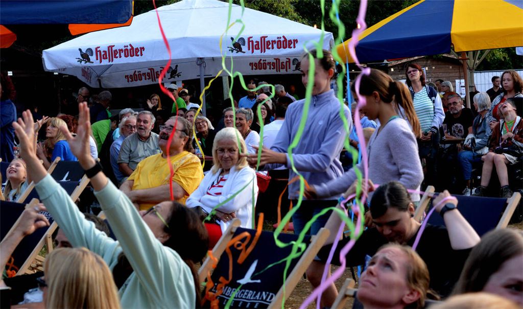 Es regnet bunte Papierschlangen – nicht die einzige Attraktion beim wiederum gut gesuchten Karaoke-Abend in den Mühlacker Enzgärten. Fotos: Stahlfeld