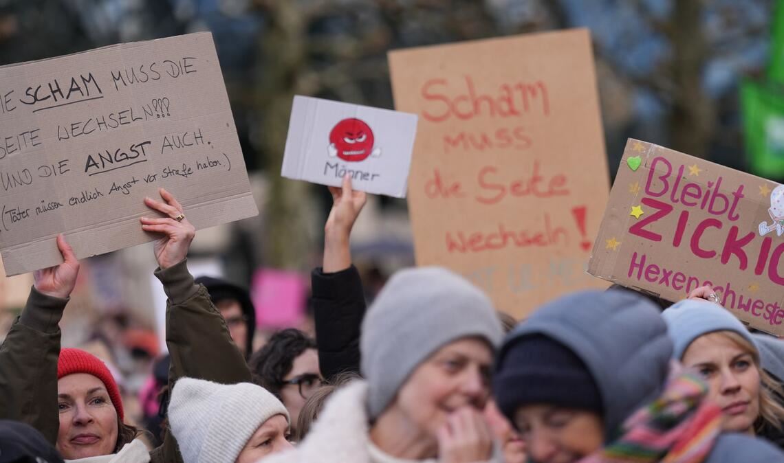 "Es reicht! Die Scham muss die Seite wechseln": Mit dieser Forderung sind in der Hamburger Innenstadt Tausende auf die Straße gegangen.