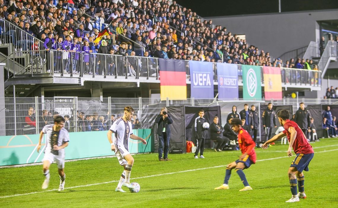 Es reichte sportlich nicht für den vor stattlicher Kulisse im Abendspiel auflaufenden Spitzenfußball-Nachwuchs der Gastgeber – trotzdem war die Stimmung prächtig. Fotos: Wewoda