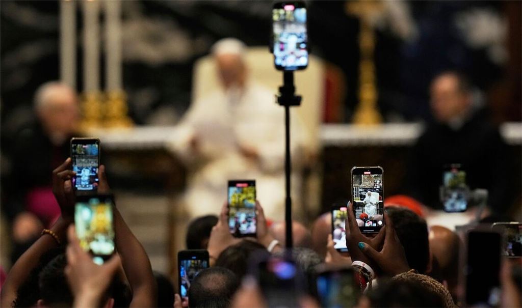 Es sind längst nicht mehr nur Rosenkränze: Die Kirche setzt nun auch auf Smartphones. (Archivbild)