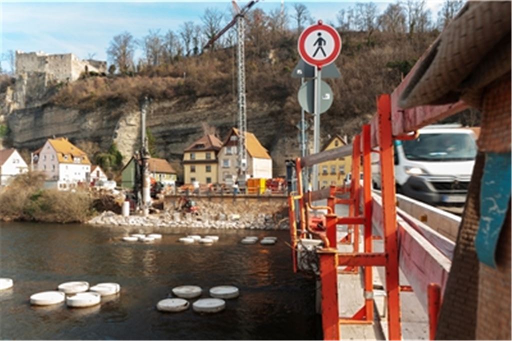 Es tut sich endlich wieder einmal etwas Größeres an der Brücken-Baustelle in Dürrmenz - dabei wird es nachts laut. Archivfoto (vh)
