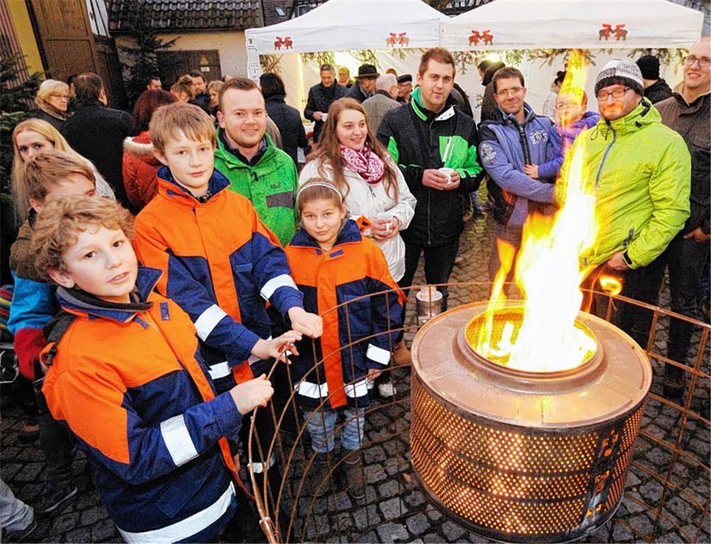 Dichtes Gedränge auf dem Iptinger Weihnachtsmarkt