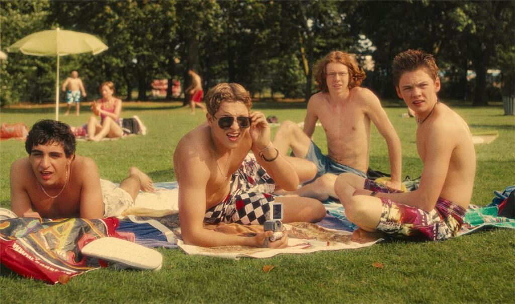 Es war einmal im Freibad (von links): Peppi (Nico Marischka), Gollum (Arsseni Bultmann), PD (Jonathan Kriener) und Alba (Loran Alhasan) in „Chabos“.